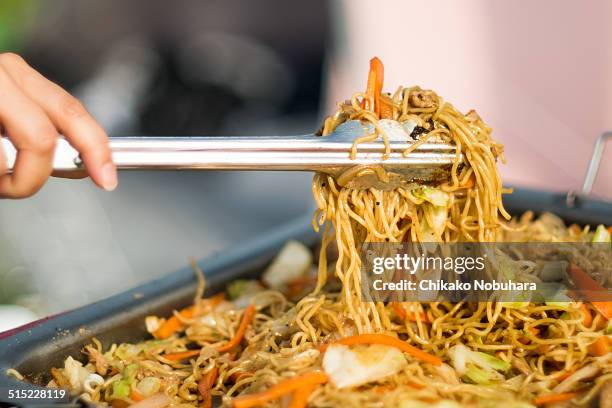 yakisoba - yakisoba stockfoto's en -beelden