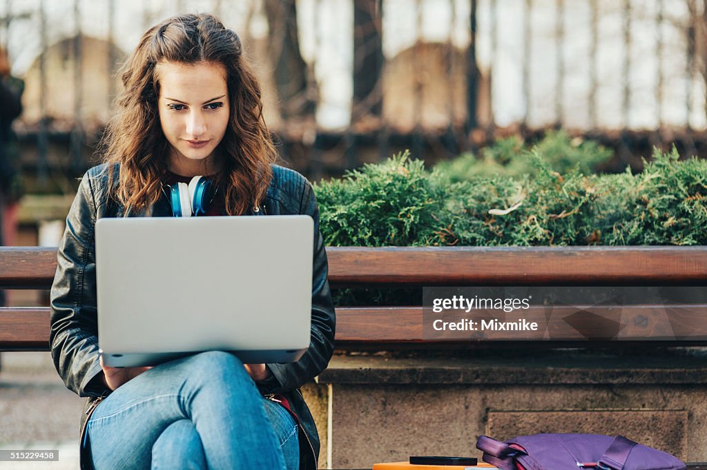 Estudiante con capacidad para computadora portátil