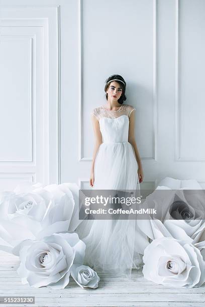 prise de vue en studio de jeune belle mariée - bride dress photos et images de collection