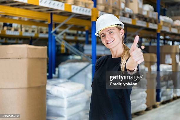 lager arbeiter mit daumen nach oben - ok werk stock-fotos und bilder