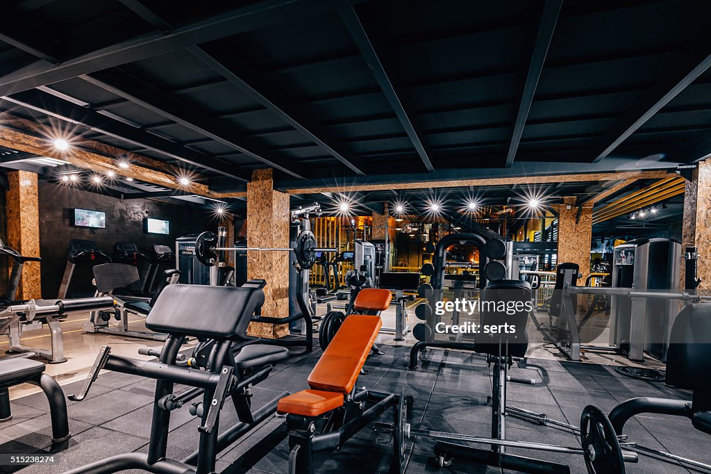 Moderne und großes Fitnessstudio