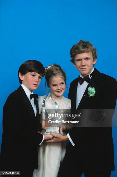 The cast of the movie "E.T" with the People's Choice Award that they won for "favorite Motion Picture". Holding the award are Henry Thomas, Drew...