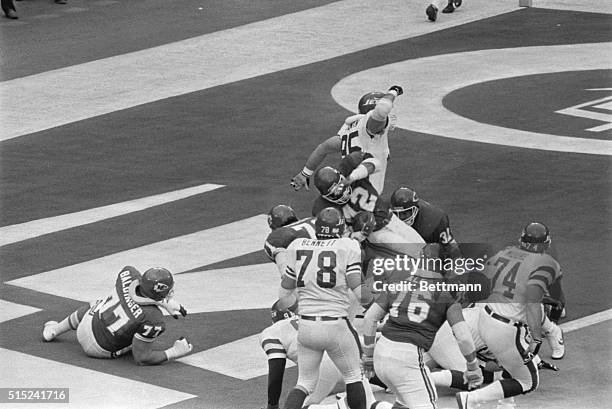 Kansas City's Jeff Smith fights his way into the end zone from the one for first quarter TD against Jets in playoff battle at Giants Stadium 12/28.