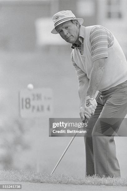 Cleveland, O.: Arnold Palmer chips onto the 17th green during the 3rd round of the Senior Tournament Players Championship at the Canterbury Golf...