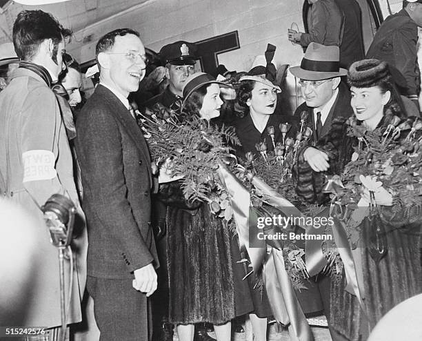 Atlanta, GA.: Hartsfield-Leigh Group. "Scarlett" And "Melanie" Fly To G-W-T-W Premiere. Bearing be-ribboned bouquets, the befurred ladies who played...