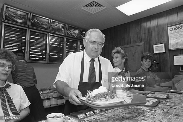 Farmingdale, New York: Dave Thomas, the founder of Dublin, O. Based Wendy's International Corp. And the chain's latest advertising spokesman, serves...