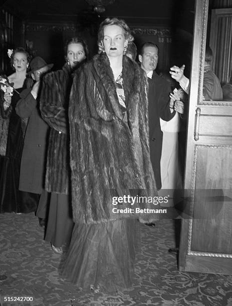 New York, New York: Doris Duke attends the opening of Gone with the Wind. Liz Whitney is directly behind her.