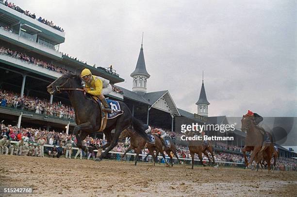 Sunday Silence wins the Kentucky Derby. Easy Goer was second and Awe Inspiring was third.