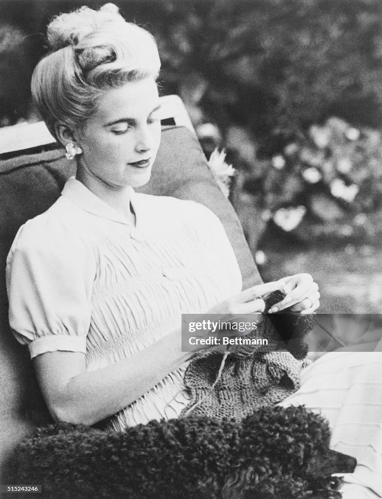 Barbara Hutton Knitting