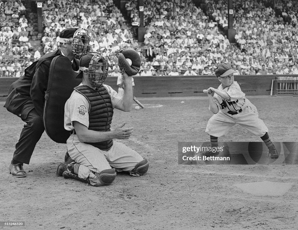 Baseball Gimmick Utilizing Dwarf for Small Strike Zone
