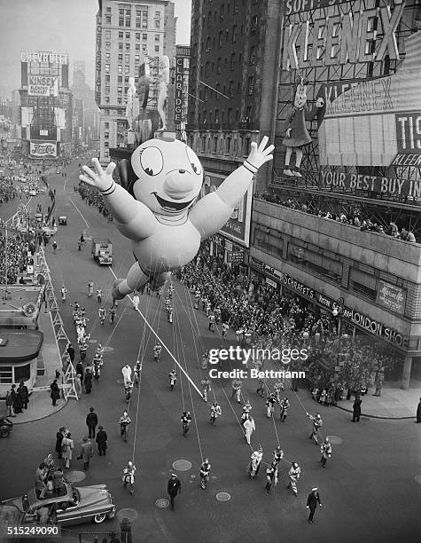 New York: The sidewalks around Time Square are packed with spectators as clowns and a band lead the way for Mighty Mouse's appearance on the Broadway...