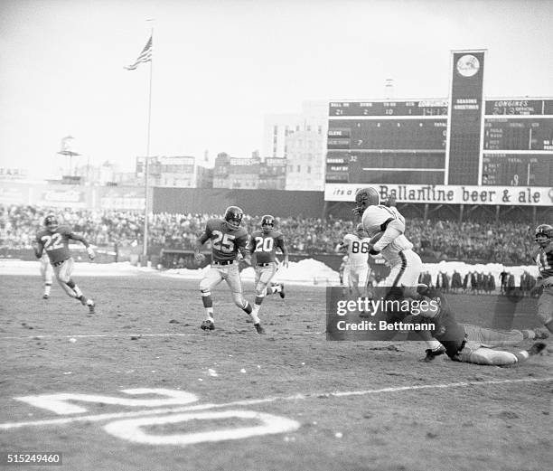 New York: NY Giants VS. Cleveland Browns. Clinging Type. Jim Brown of the Cleveland Browns, is brought to a standstill, after making a short gain, at...