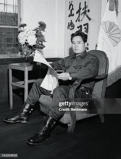 Takeshige Toyada Sitting in a Chair, Fotografía de noticias