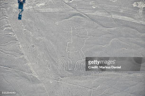 closeup arial view of "hands" nazca lines - arial desert stock-fotos und bilder