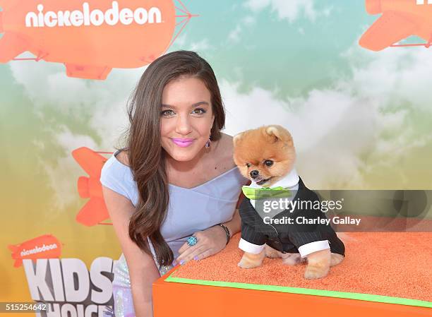 Actress Lilimar Hernandez and Jiffpom attend Nickelodeon's 2016 Kids' Choice Awards at The Forum on March 12, 2016 in Inglewood, California.
