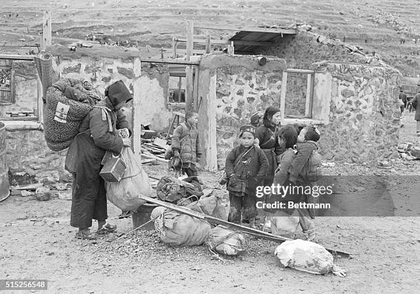 As the Chinese Communist Army comes nearer to the Tachen Islands, a family prepares to evacuate to Taiwan.