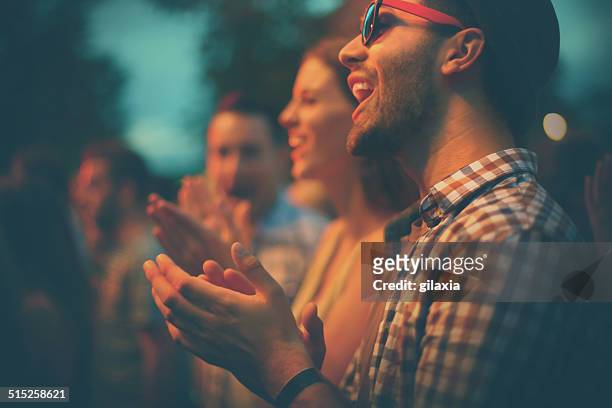 ventiladores aplaudir en un concierto. - arts culture and entertainment fotografías e imágenes de stock