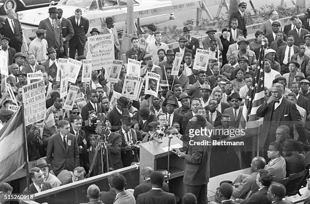 Ghana President Kwame Nkrumah addresses crowd in front of the Hotel Theresa, October 5, in Harlem. Nkrumah declared the 20 000 American negroes...