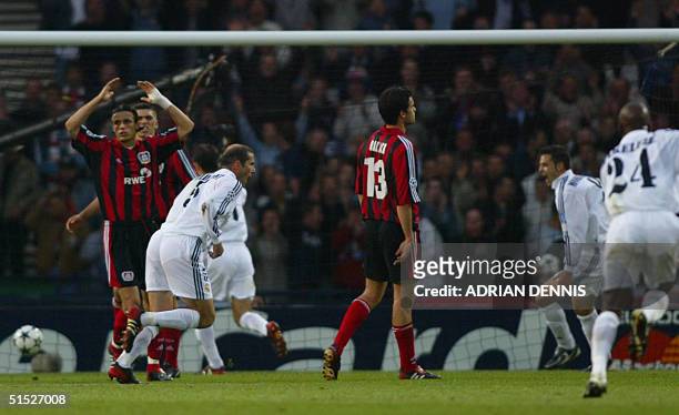 Real Madrid's Zinedine Zidane scores the second goal during the Champions League final opposing Real Madrid to Bayern Leverkusen, 15 May 2002 in...