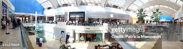 Crowds line up on both sides of the mall to purchase the new Apple iPhone 6 and iPhone 6 Plus at Westfield Topanga mall in Canoga Park, California,...