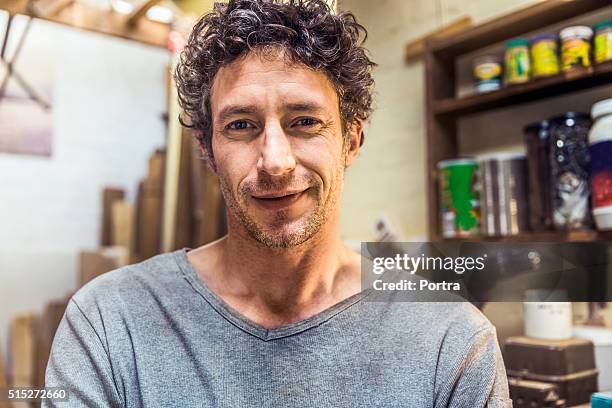 trabajador sonriente en taller de confianza - 30 39 años fotografías e imágenes de stock