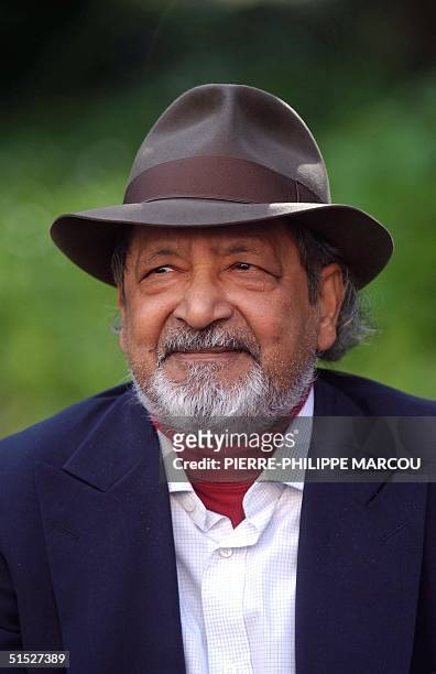 English writer and literature Nobel Prize 2001, Vidiadhar Surajprasad Naipaul poses during a photocall before a conference in Madrid, 27 May 2002....