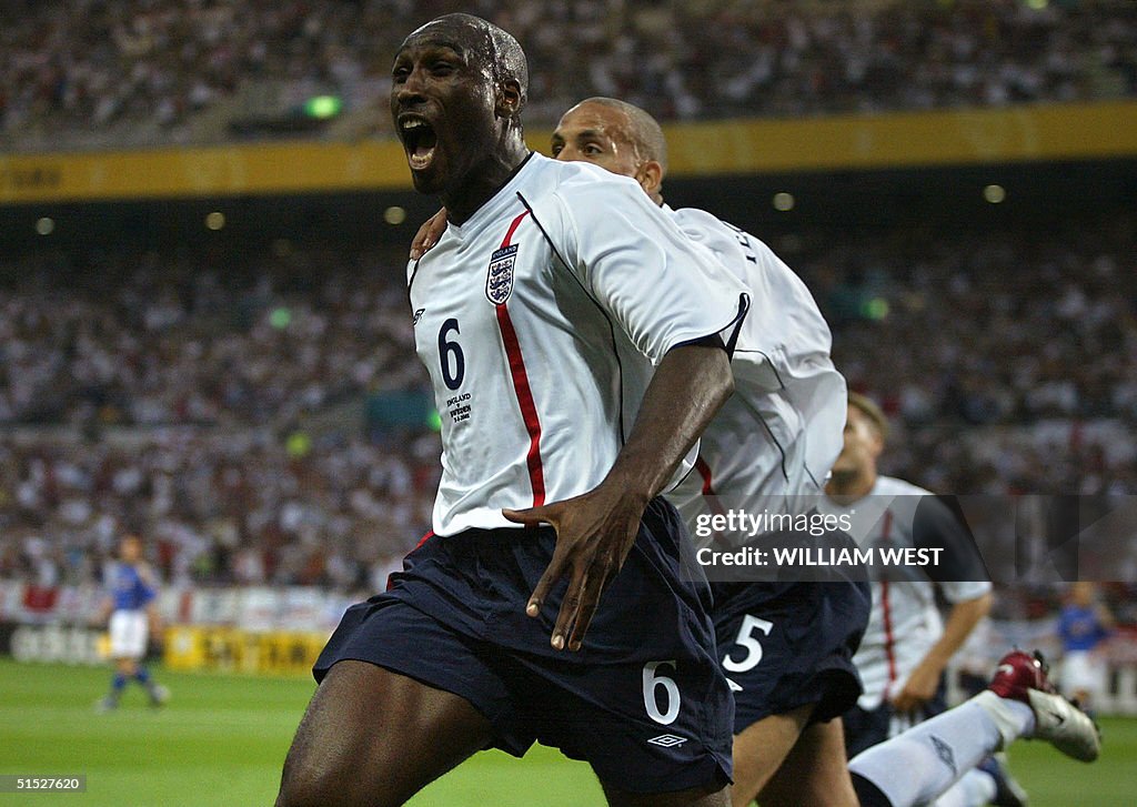 England's defender Sol Campbell (C) shouts out as
