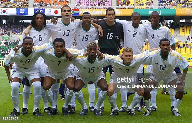 South Africa pose for a team photo prior to their Group B match against Paraguay, 02 June 2002 in Busan. Front row, L to R: Benedict McCarthy;...