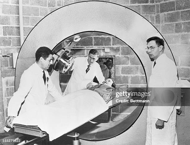 Men Extracting Radium Radium Medicine Photos and Premium High Res Pictures - Getty Images