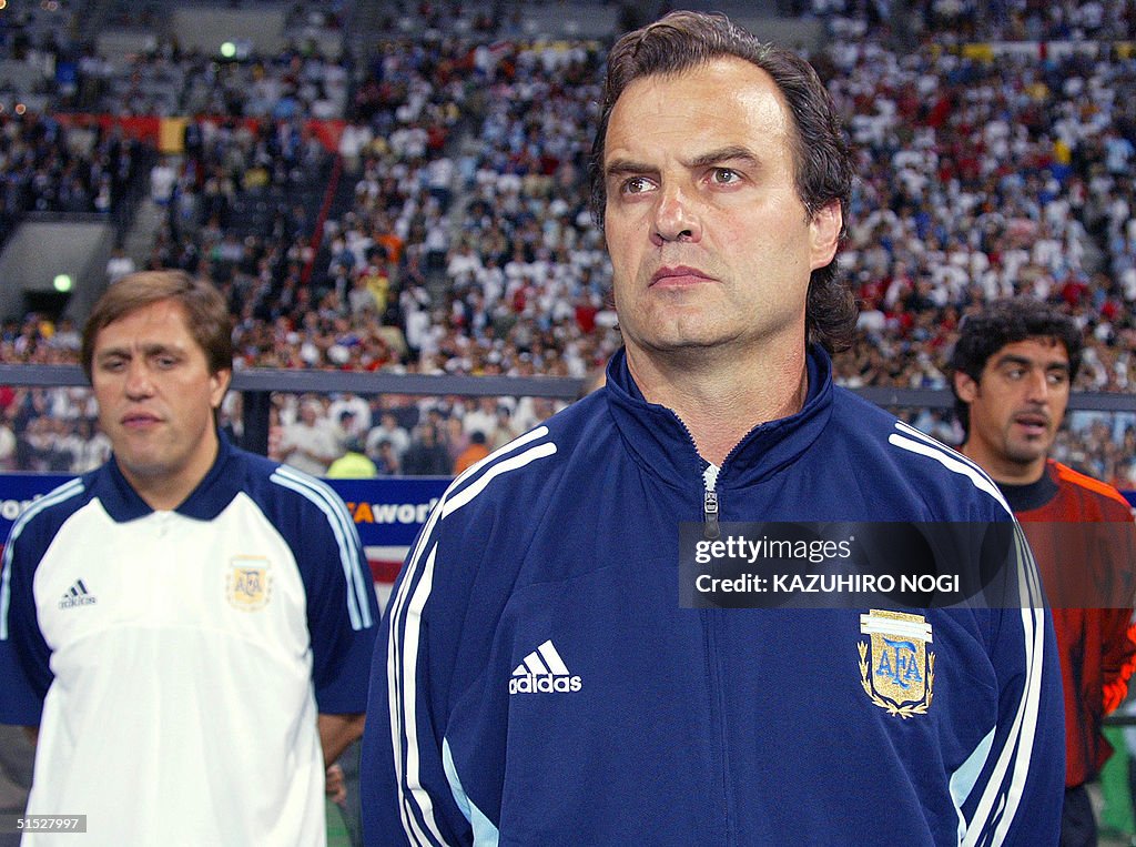 Argentinian coach Marcelo Bielsa waits for the Gro