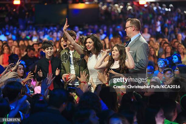 Actors Diego Velazquez, Rosa Blasi, Jack Griffo, Kira Kosarin, Addison Riecke and Chris Tallman accept the Favorite TV Show Award for 'The...