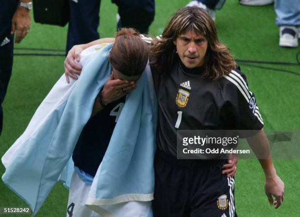 Argentinian goalkeeper German Burgos comforts Argentinian defender Mauricio Pochettino after the Group F first round last match Sweden/Argentina of...