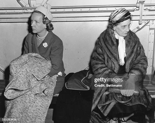 Ann Woodward arrives in New York from a vacation in Europe via the QEII and is greeted by her mother-in-law Elise. Three years Ann had shot dead her...