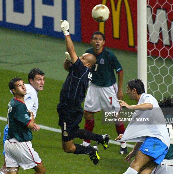 Mexico's goalkeeper Oscar Perez fends off the ball during match 43 group G of the 2002 FIFA World Cup Korea Japan opposing Mexico and Italy 13 June,...