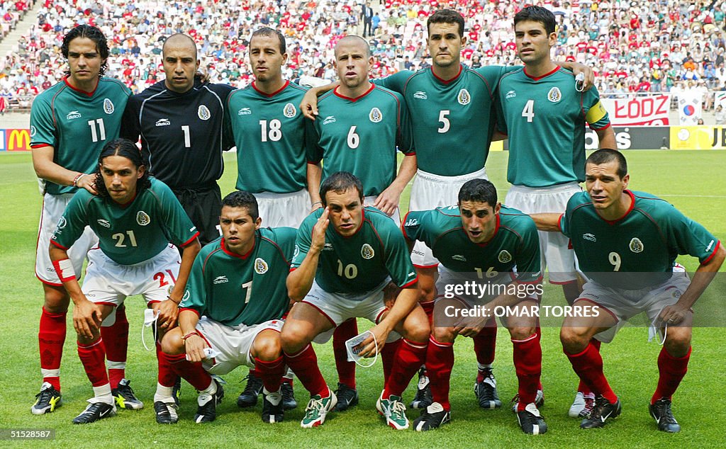 Mexico line up for a team photo, 17 June 2002 at t