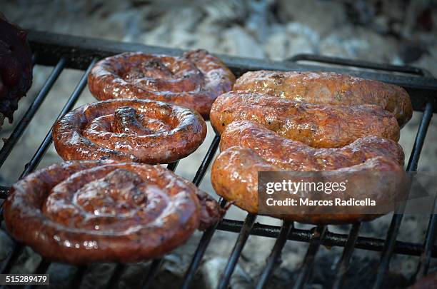 asado, chorizo and barbecue sausages - radicella fotografías e imágenes de stock