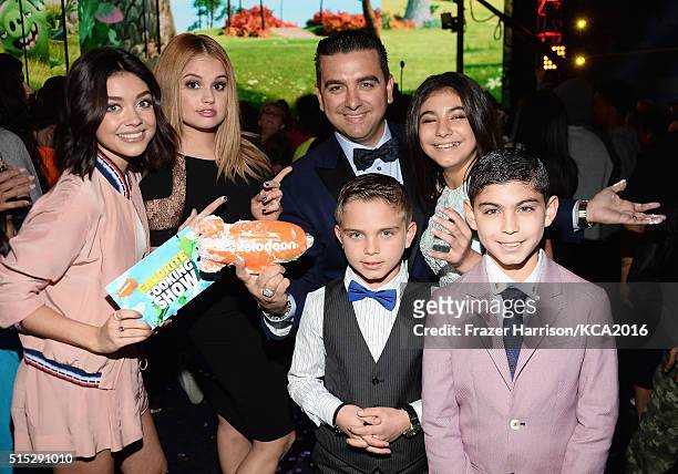 Actresses Sarah Hyland, Debbie Ryan, TV personality Buddy Valastro, Buddy Valastro Jr., Marco Valastro, and Sofia Valastro attend Nickelodeon's 2016...