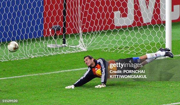 Rustu Renceber 387 Goalkeeper Rustu Recber Stock Photos, High-Res Pictures, and Images ...
