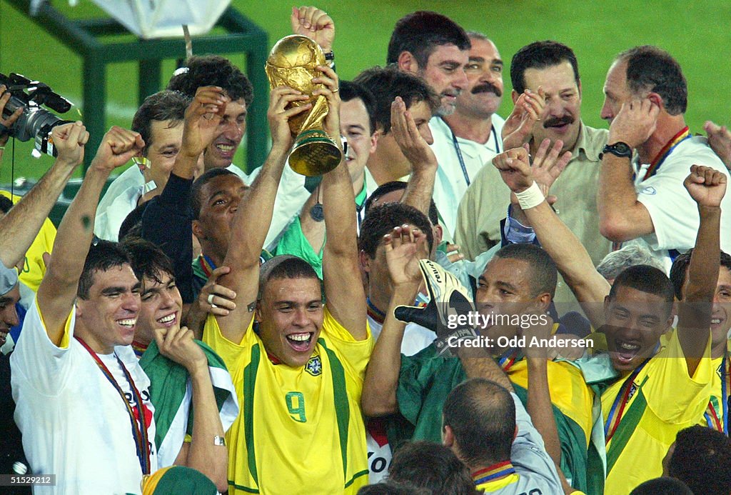 Brazil's forward Ronaldo (C), flanked by teammates