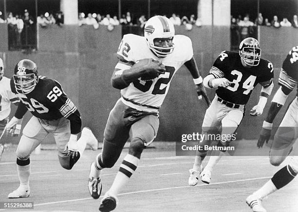 Simpson breaks away from Steeler tacklers Jack Russell and Andy Russell to run 87-yards for a touchdown in the third quarter of the game.