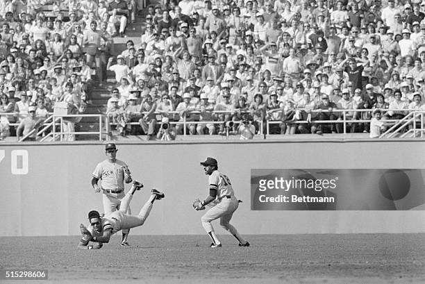 Los Angeles, CA- New York Yankees Dave Winfield makes a diving catch of a pop fly by Los Angeles Dodger Derrell Thomas in the second inning of game...