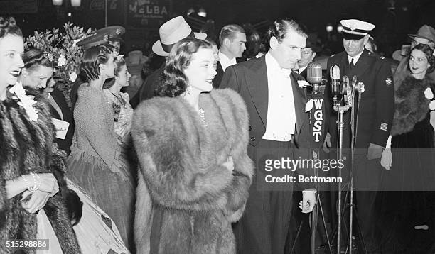 Atlanta, GA- Vivien Leigh, British actresss who studied up on southern accents to play the role of Scarlett O'Hara, is shown with Laurence Olivier,...