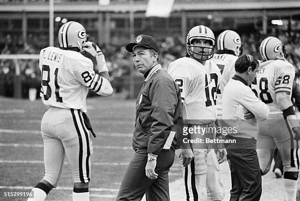 New York, New York- Green Bay Packers' coach Bart Starr and quarterback Lynn Dickey watch forlornly as Jets' Pat Leahy hits for a field goal in the...