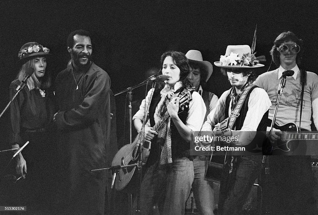 Joan Baez and Bob Dylan Performing