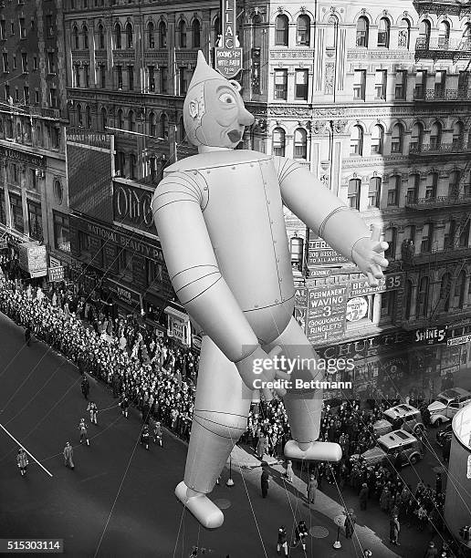 New York, New York- A great multitude of New Yorkers turned out today for the great annual free Thanksgiving show staged up by R.H. Macy's department...