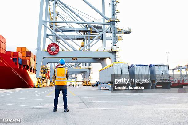 nehmen sie von der werft - cargo ship stock-fotos und bilder