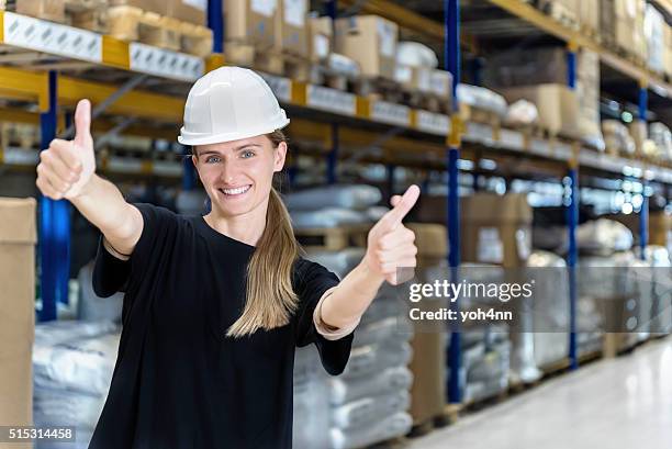 weiblichen lager arbeiter mit daumen hoch - ok werk stock-fotos und bilder