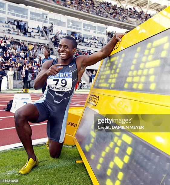 Tim Montgomery shows his results after he won the men's 100m race in 9.78 setting a new world record, 14 September 2002 during the IAAF Grand-Prix...