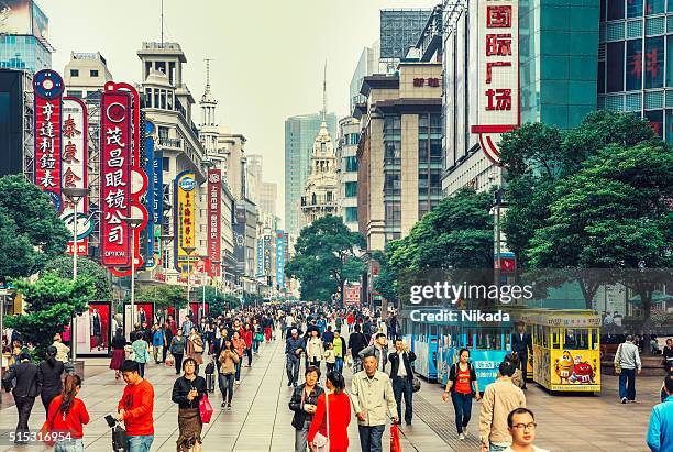 nanjing road, shanghai, china - chinese fotografías e imágenes de stock
