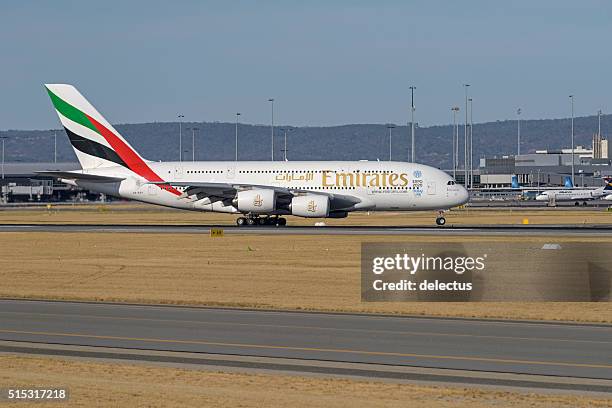 aeroporto de perth a pousar o airbus a380 da emirates - airbus a380 imagens e fotografias de stock